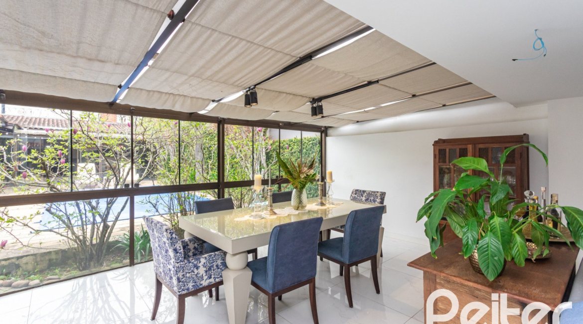 Casa à venda com 410m², 3 dormitórios, 3 suítes, 3 vagas, no bairro Ipanema em Porto Alegre
