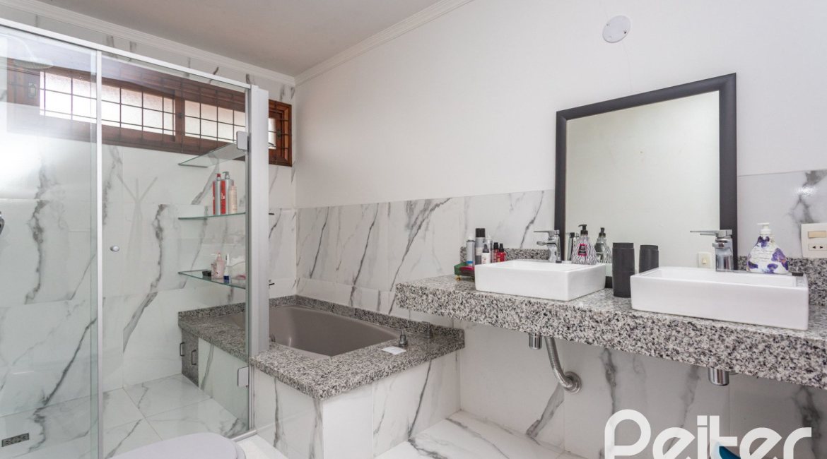 Casa à venda com 410m², 3 dormitórios, 3 suítes, 3 vagas, no bairro Ipanema em Porto Alegre