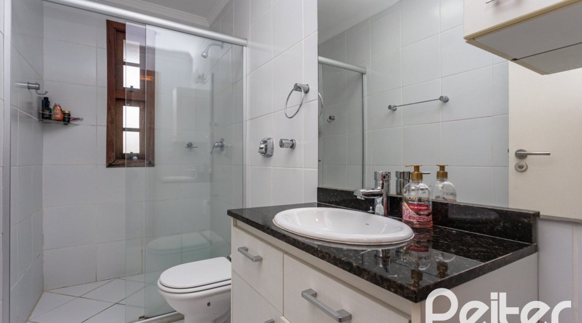 Casa à venda com 410m², 3 dormitórios, 3 suítes, 3 vagas, no bairro Ipanema em Porto Alegre