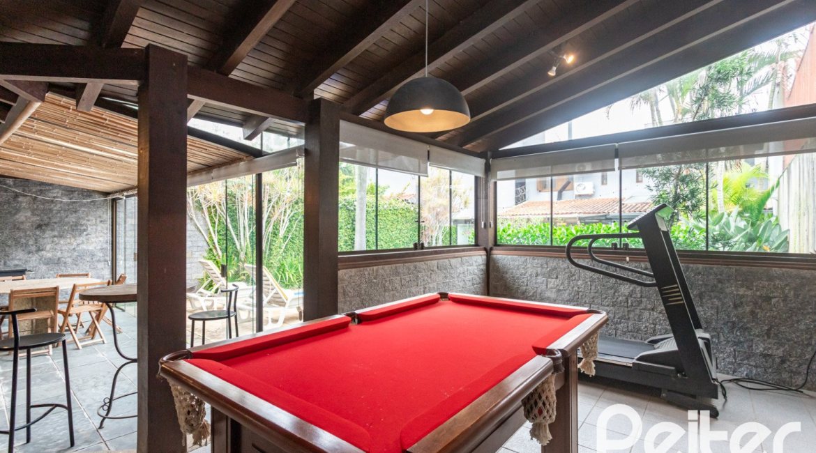 Casa à venda com 410m², 3 dormitórios, 3 suítes, 3 vagas, no bairro Ipanema em Porto Alegre