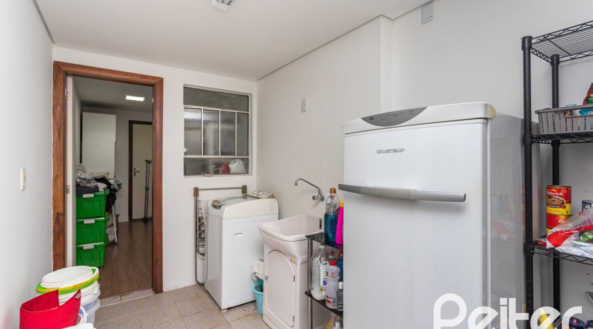 Casa à venda com 410m², 3 dormitórios, 3 suítes, 3 vagas, no bairro Ipanema em Porto Alegre