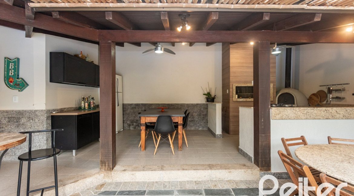 Casa à venda com 410m², 3 dormitórios, 3 suítes, 3 vagas, no bairro Ipanema em Porto Alegre