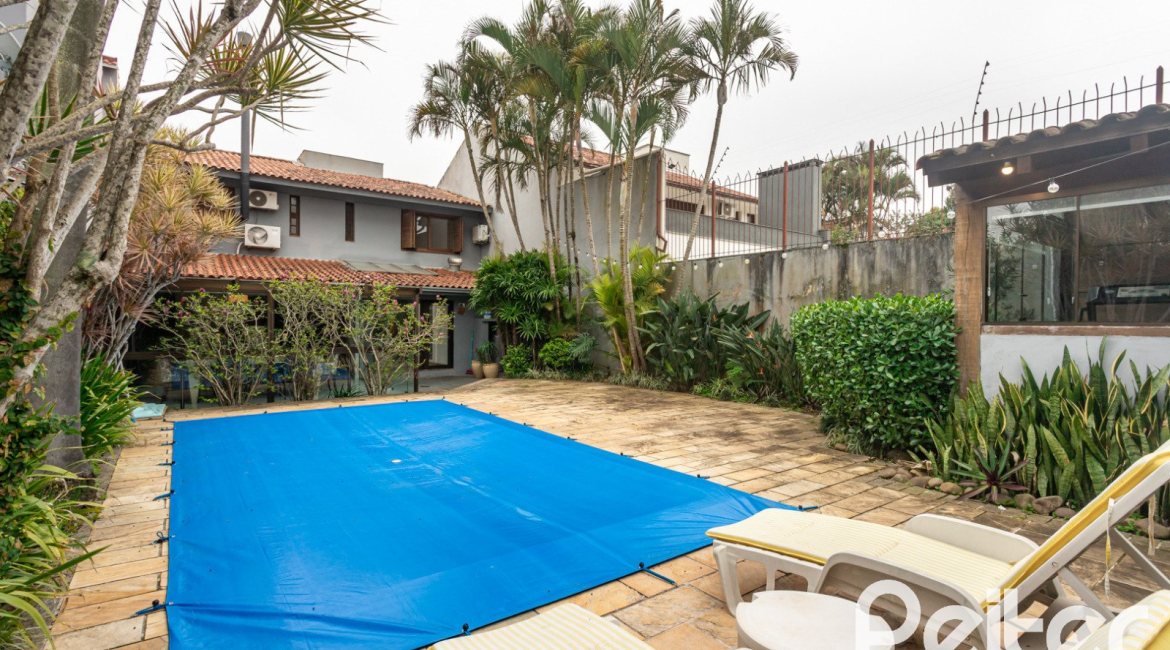 Casa à venda com 410m², 3 dormitórios, 3 suítes, 3 vagas, no bairro Ipanema em Porto Alegre
