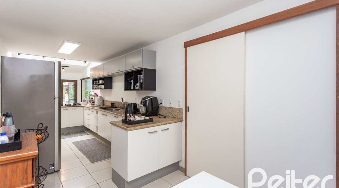 Casa à venda com 410m², 3 dormitórios, 3 suítes, 3 vagas, no bairro Ipanema em Porto Alegre