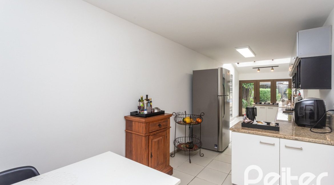 Casa à venda com 410m², 3 dormitórios, 3 suítes, 3 vagas, no bairro Ipanema em Porto Alegre