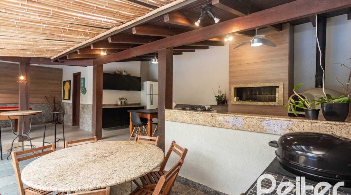 Casa à venda com 410m², 3 dormitórios, 3 suítes, 3 vagas, no bairro Ipanema em Porto Alegre