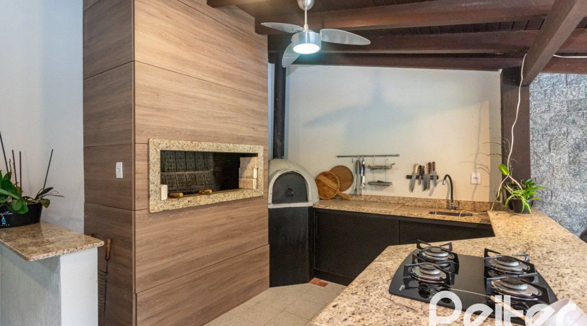 Casa à venda com 410m², 3 dormitórios, 3 suítes, 3 vagas, no bairro Ipanema em Porto Alegre