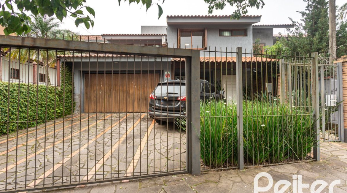 Casa à venda com 410m², 3 dormitórios, 3 suítes, 3 vagas, no bairro Ipanema em Porto Alegre