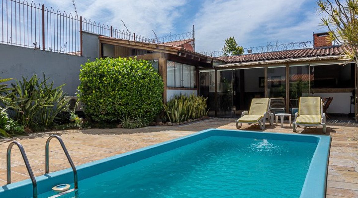 Casa à venda com 410m², 3 dormitórios, 3 suítes, 3 vagas, no bairro Ipanema em Porto Alegre