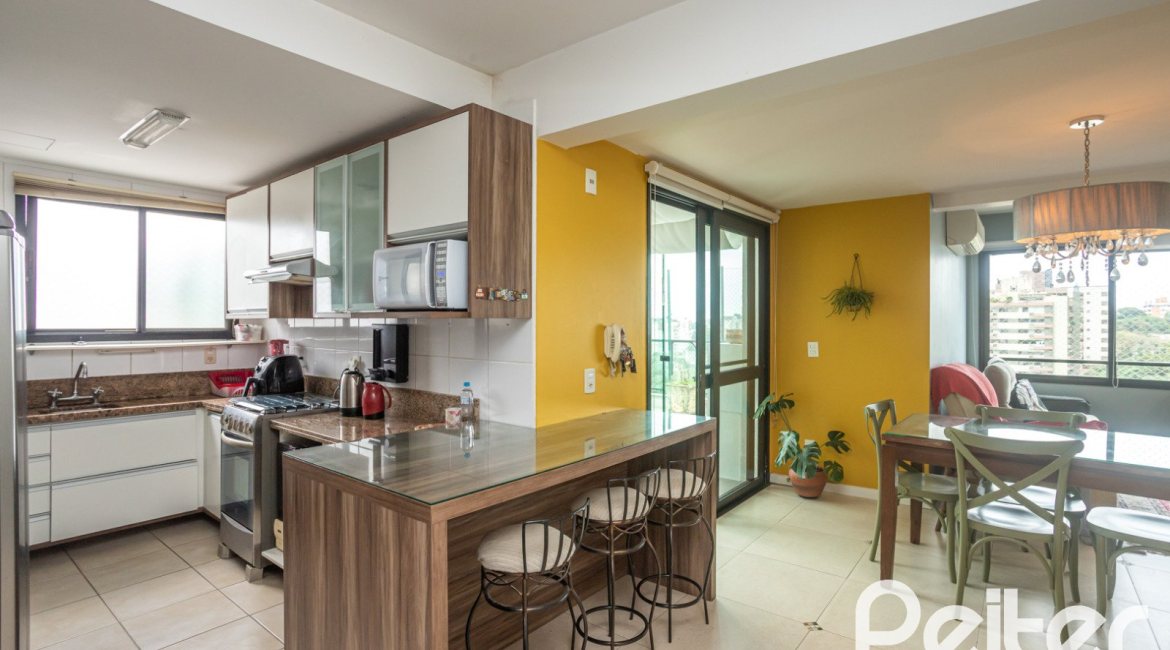 Cobertura à venda com 145m², 3 dormitórios, 1 suíte, 2 vagas, no bairro Tristeza em PORTO ALEGRE