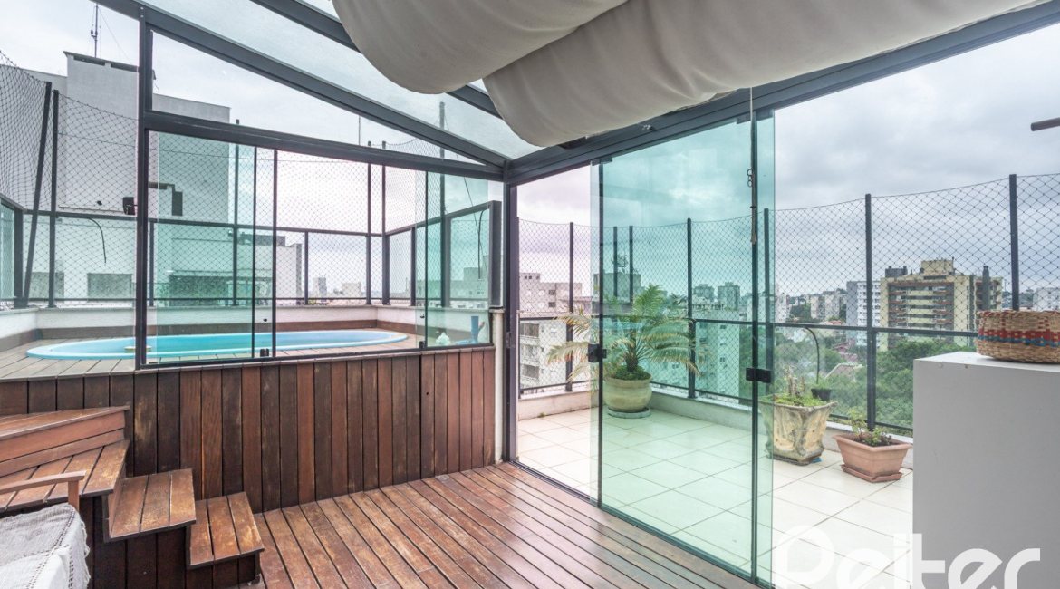 Cobertura à venda com 145m², 3 dormitórios, 1 suíte, 2 vagas, no bairro Tristeza em PORTO ALEGRE
