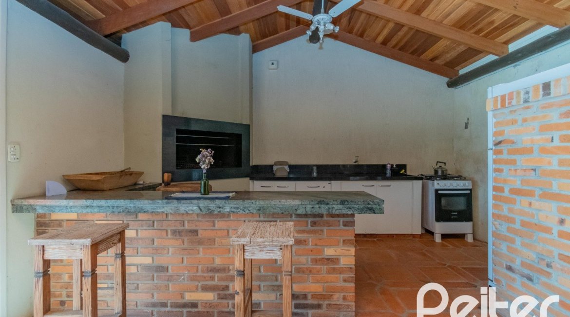 Cobertura à venda com 238m², 3 dormitórios, 1 suíte, 2 vagas, no bairro Cristal em PORTO ALEGRE