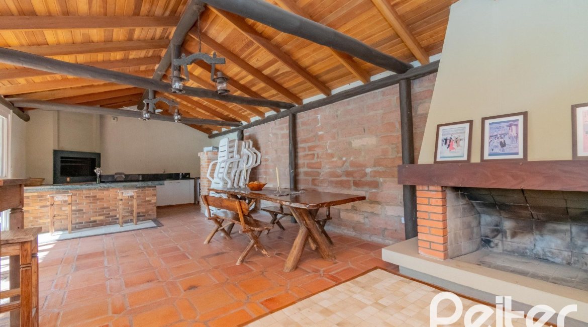 Cobertura à venda com 238m², 3 dormitórios, 1 suíte, 2 vagas, no bairro Cristal em PORTO ALEGRE