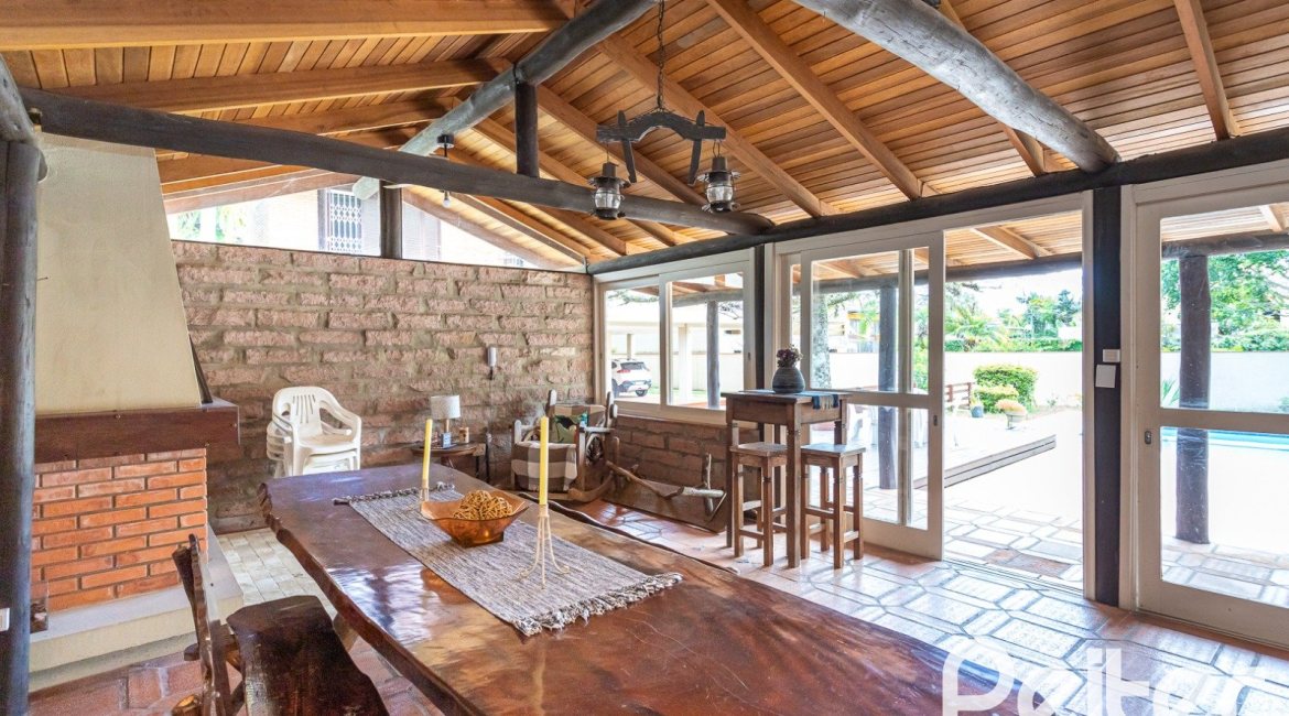 Cobertura à venda com 238m², 3 dormitórios, 1 suíte, 2 vagas, no bairro Cristal em PORTO ALEGRE