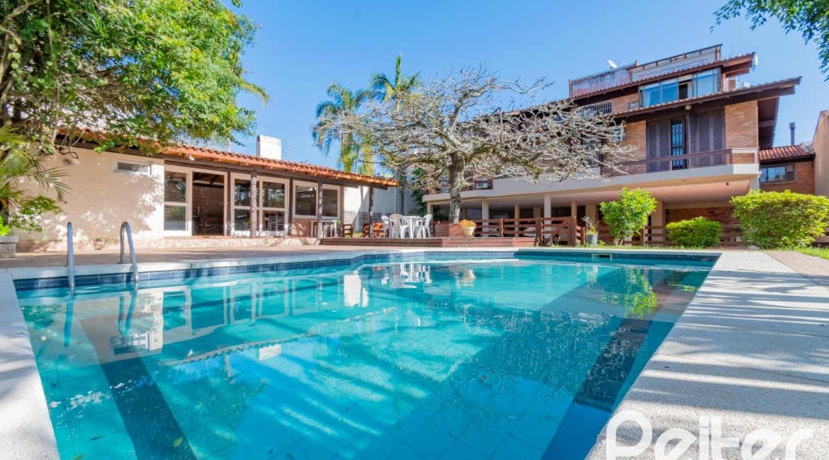 Cobertura à venda com 238m², 3 dormitórios, 1 suíte, 2 vagas, no bairro Cristal em PORTO ALEGRE