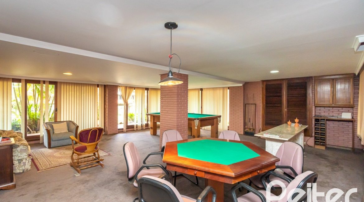 Cobertura à venda com 238m², 3 dormitórios, 1 suíte, 2 vagas, no bairro Cristal em PORTO ALEGRE