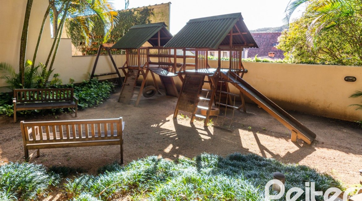 Casa em Condomínio à venda com 270m², 3 dormitórios, 1 suíte, 3 vagas, no bairro Jardim Isabel em PORTO ALEGRE