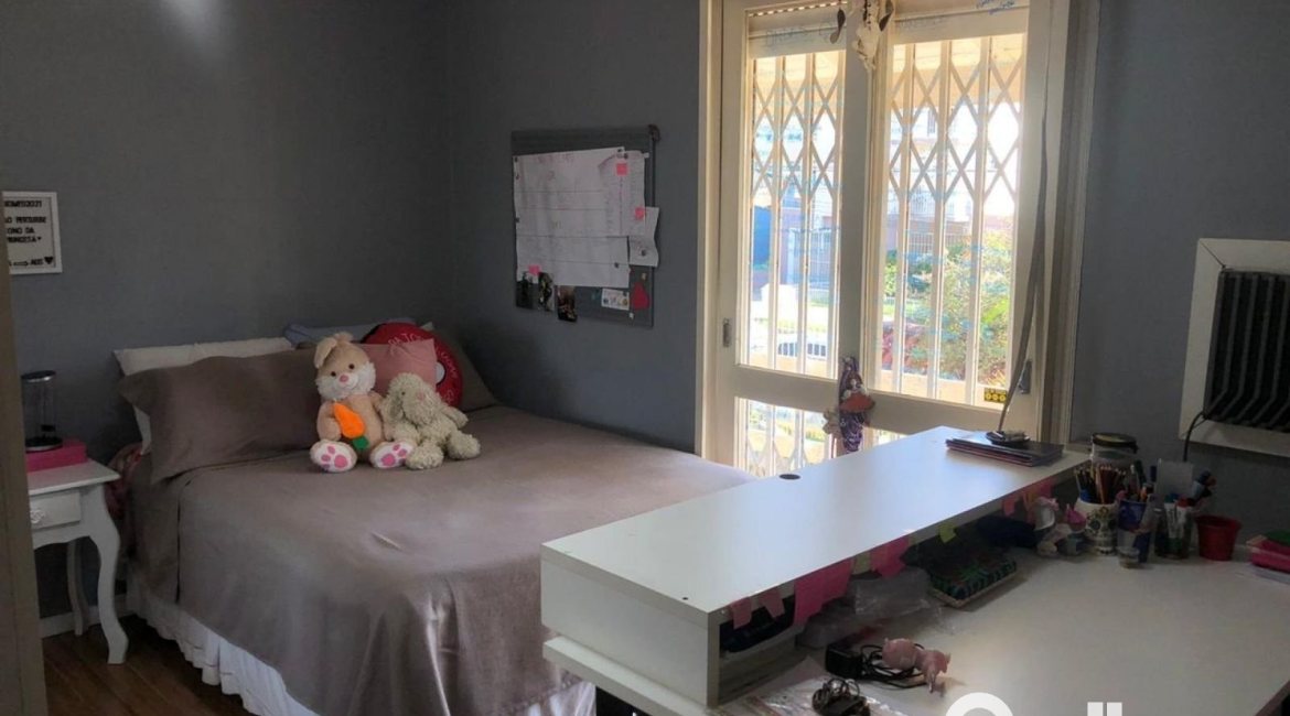 Casa em Condomínio à venda com 150m², 4 dormitórios, 1 suíte, 2 vagas, no bairro Cristal em Porto Alegre