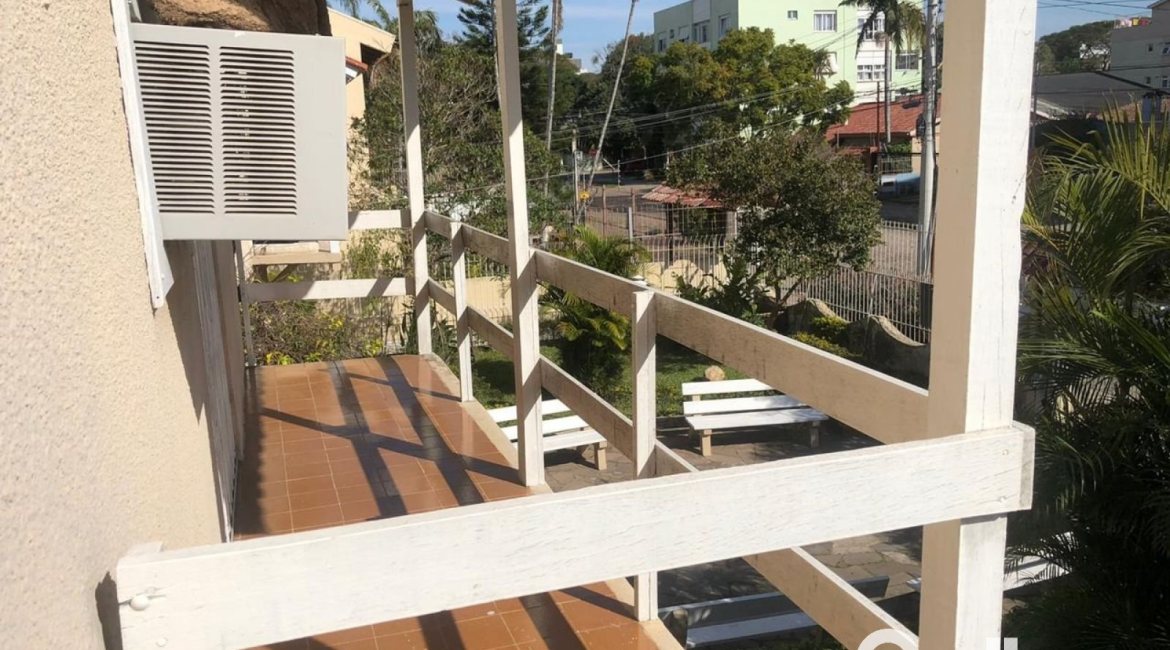 Casa em Condomínio à venda com 150m², 4 dormitórios, 1 suíte, 2 vagas, no bairro Cristal em Porto Alegre