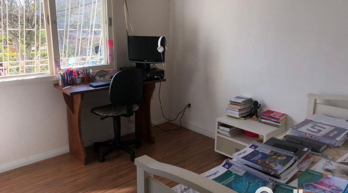 Casa em Condomínio à venda com 150m², 4 dormitórios, 1 suíte, 2 vagas, no bairro Cristal em Porto Alegre