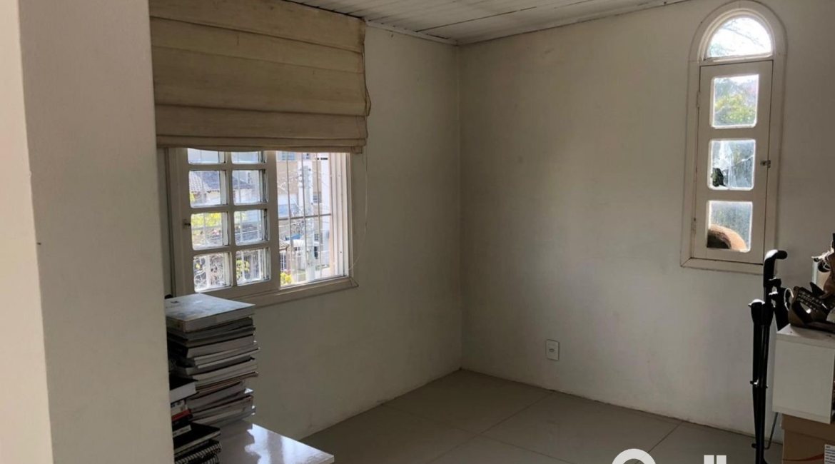 Casa em Condomínio à venda com 150m², 4 dormitórios, 1 suíte, 2 vagas, no bairro Cristal em Porto Alegre
