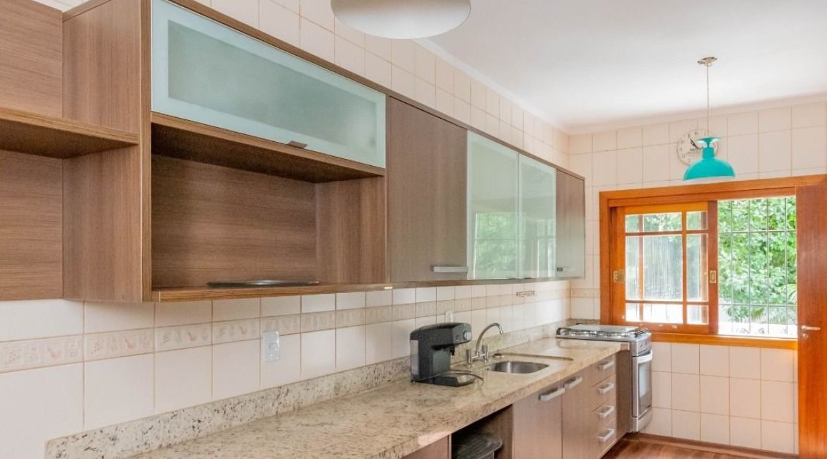 Casa à venda com 297m², 4 dormitórios, 2 suítes, 3 vagas, no bairro Tristeza em Porto Alegre