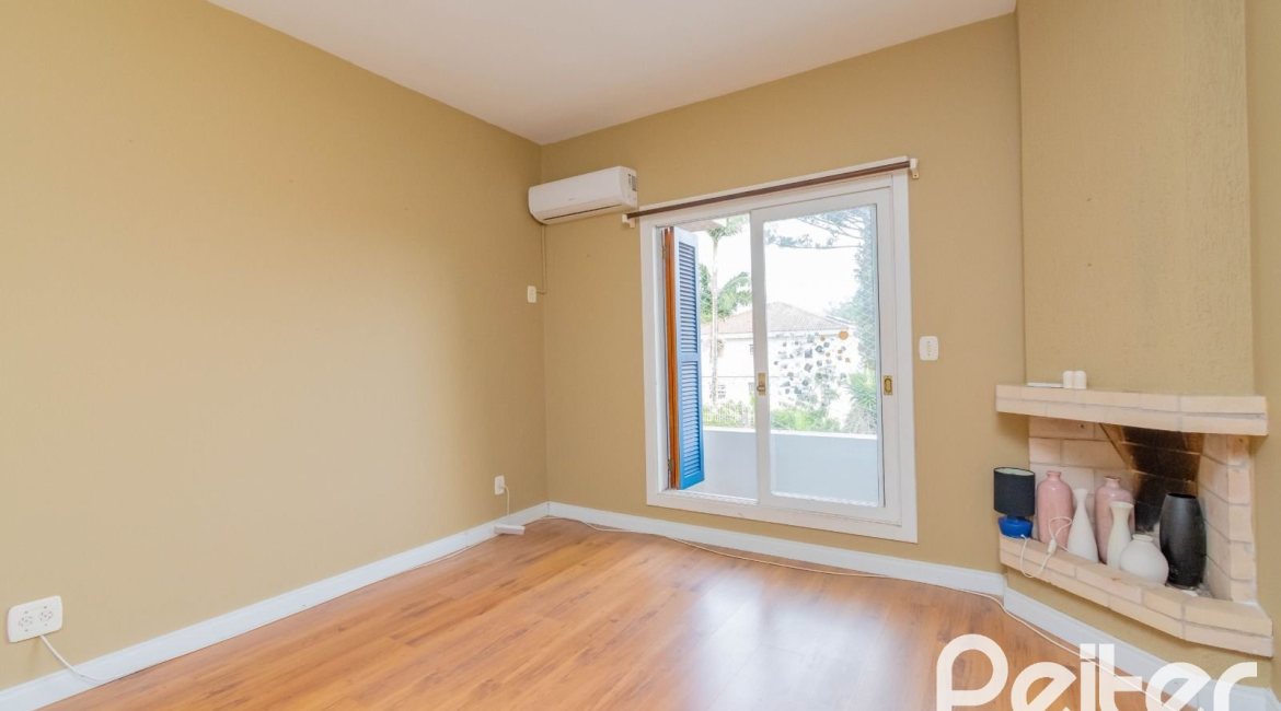 Casa à venda com 297m², 4 dormitórios, 2 suítes, 3 vagas, no bairro Tristeza em Porto Alegre