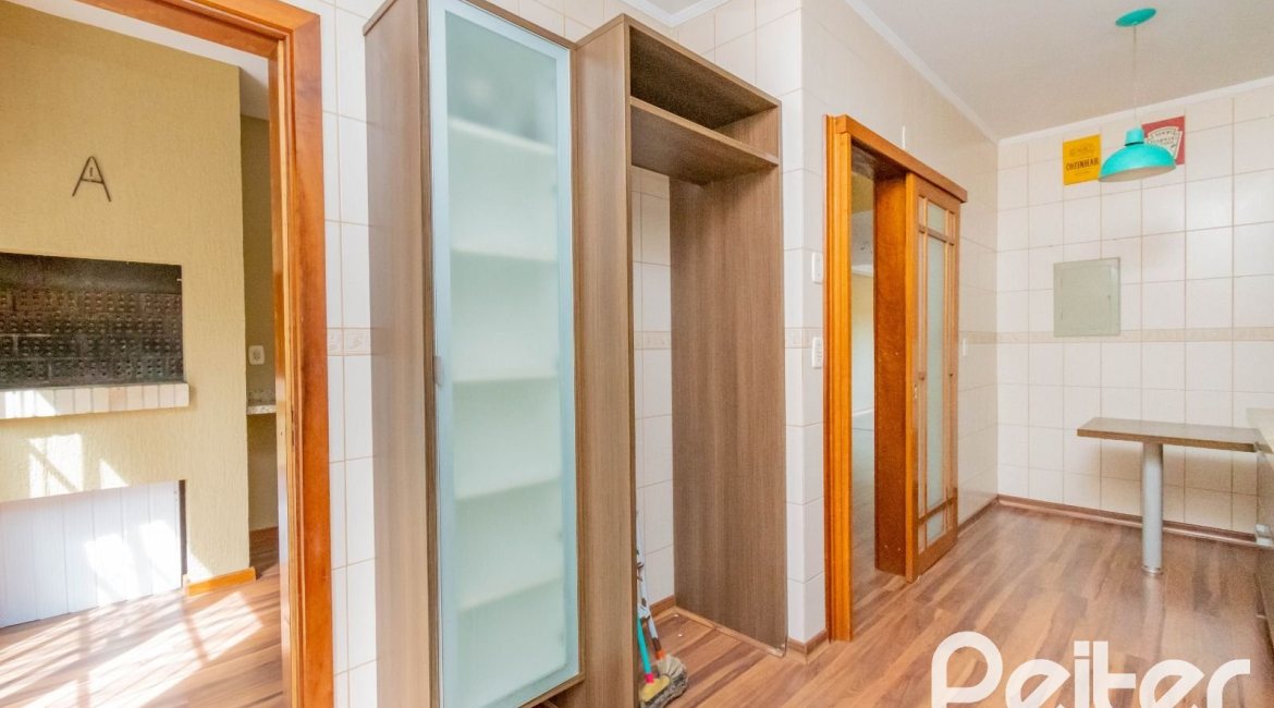 Casa à venda com 297m², 4 dormitórios, 2 suítes, 3 vagas, no bairro Tristeza em Porto Alegre