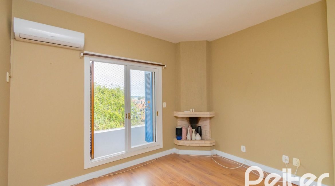 Casa à venda com 297m², 4 dormitórios, 2 suítes, 3 vagas, no bairro Tristeza em Porto Alegre