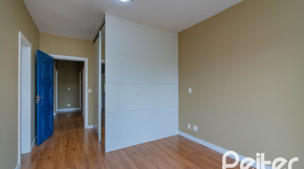 Casa à venda com 297m², 4 dormitórios, 2 suítes, 3 vagas, no bairro Tristeza em Porto Alegre