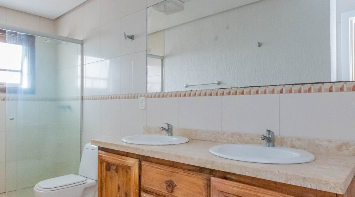 Casa à venda com 297m², 4 dormitórios, 2 suítes, 3 vagas, no bairro Tristeza em Porto Alegre