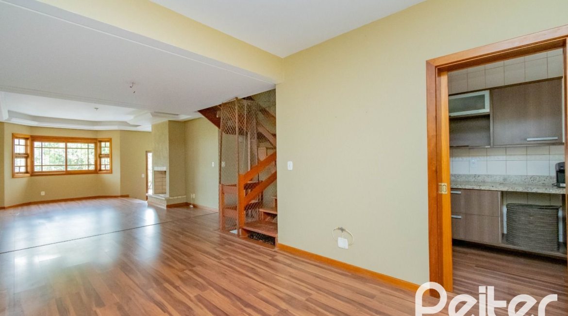 Casa à venda com 297m², 4 dormitórios, 2 suítes, 3 vagas, no bairro Tristeza em Porto Alegre