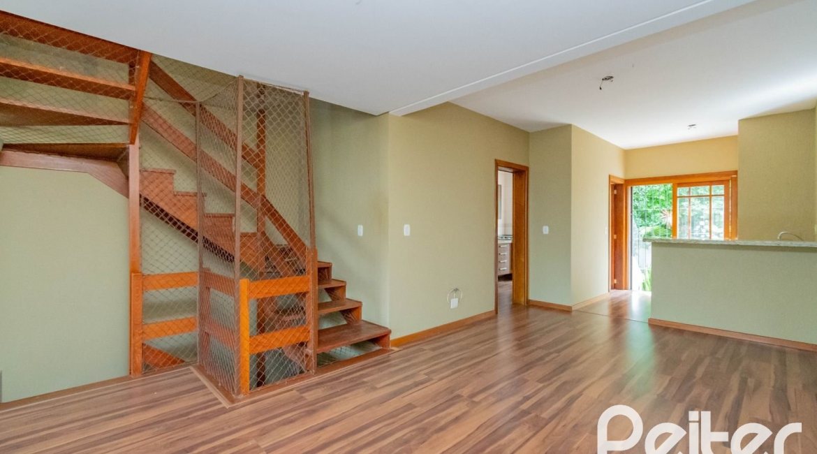 Casa à venda com 297m², 4 dormitórios, 2 suítes, 3 vagas, no bairro Tristeza em Porto Alegre