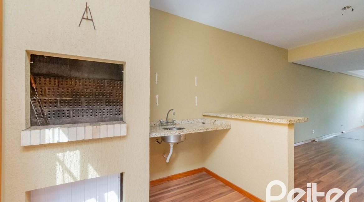 Casa à venda com 297m², 4 dormitórios, 2 suítes, 3 vagas, no bairro Tristeza em Porto Alegre