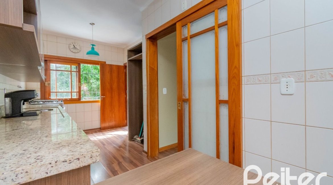 Casa à venda com 297m², 4 dormitórios, 2 suítes, 3 vagas, no bairro Tristeza em Porto Alegre