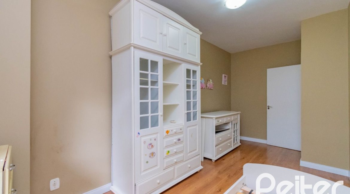 Casa à venda com 297m², 4 dormitórios, 2 suítes, 3 vagas, no bairro Tristeza em Porto Alegre