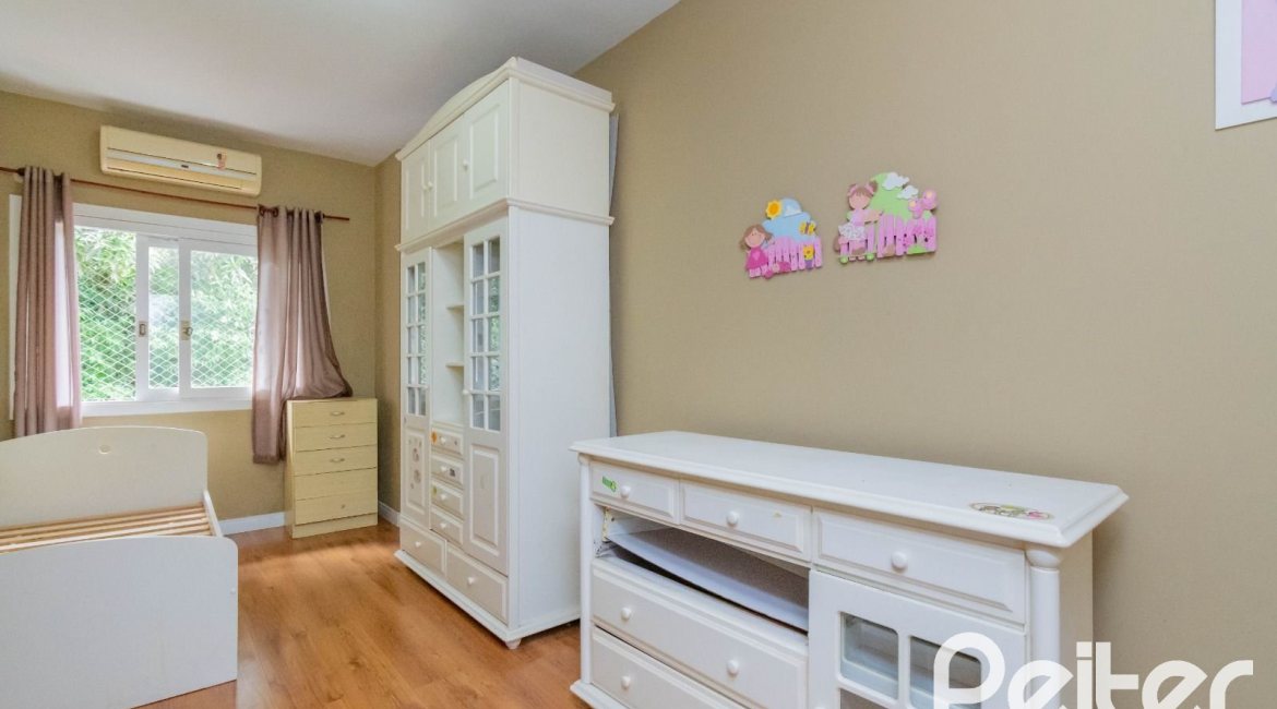 Casa à venda com 297m², 4 dormitórios, 2 suítes, 3 vagas, no bairro Tristeza em Porto Alegre