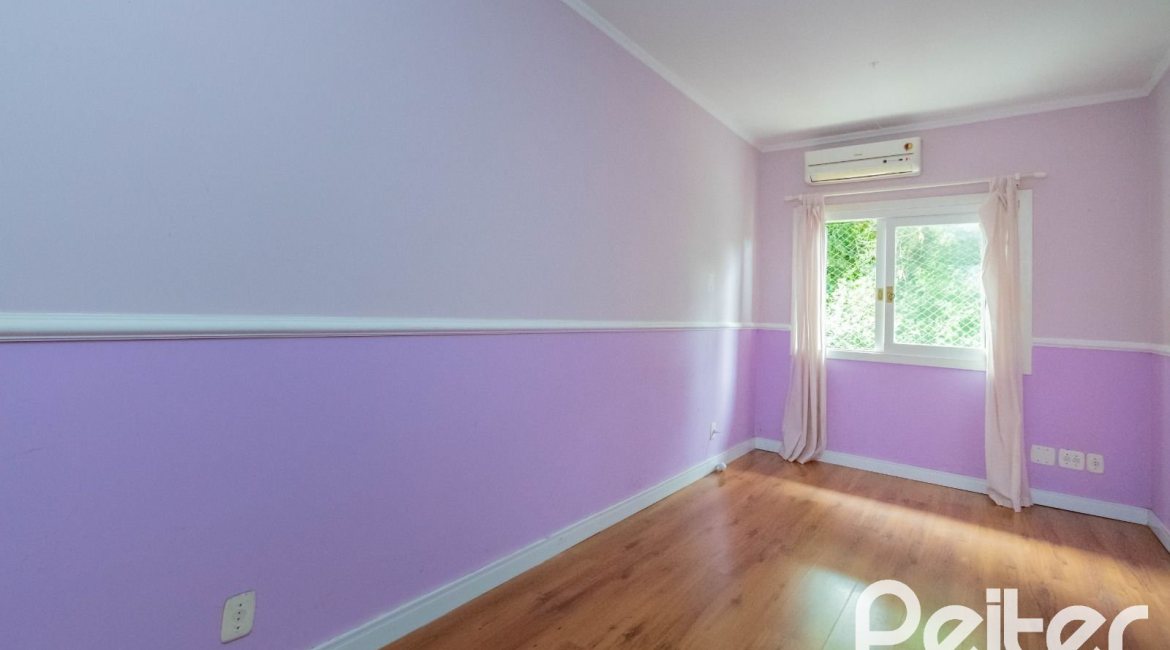 Casa à venda com 297m², 4 dormitórios, 2 suítes, 3 vagas, no bairro Tristeza em Porto Alegre