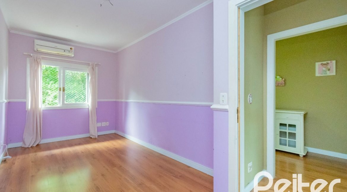 Casa à venda com 297m², 4 dormitórios, 2 suítes, 3 vagas, no bairro Tristeza em Porto Alegre