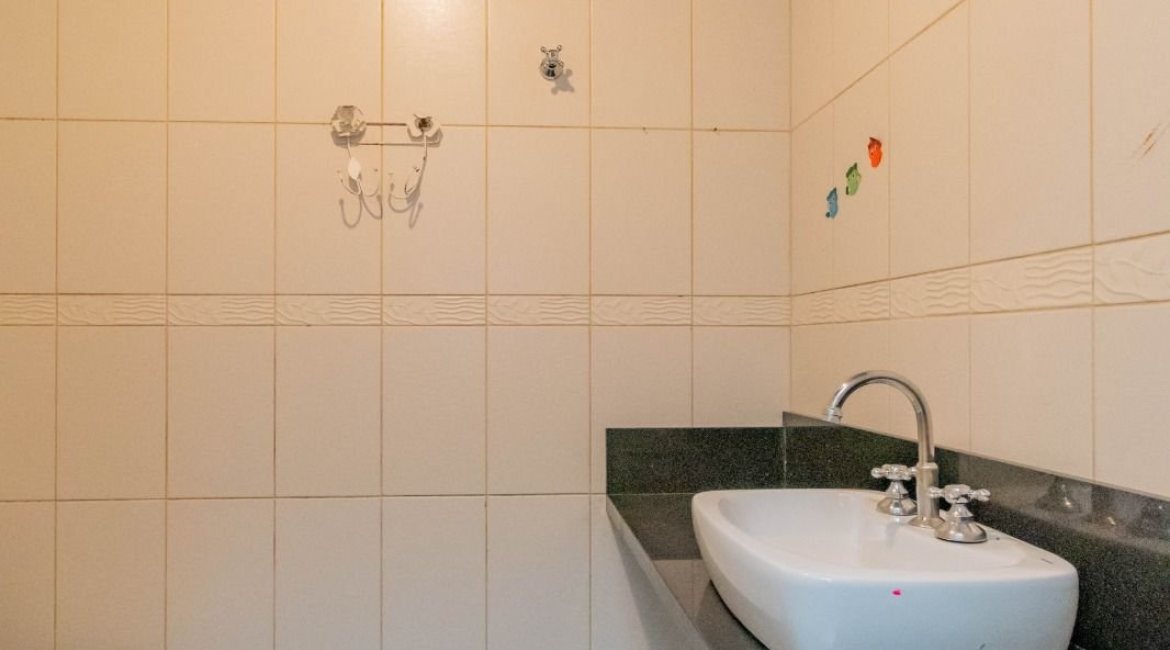 Casa à venda com 297m², 4 dormitórios, 2 suítes, 3 vagas, no bairro Tristeza em Porto Alegre