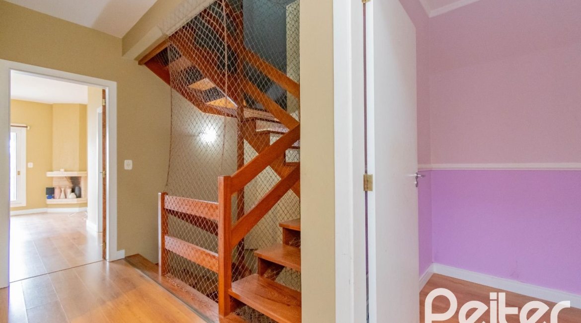 Casa à venda com 297m², 4 dormitórios, 2 suítes, 3 vagas, no bairro Tristeza em Porto Alegre