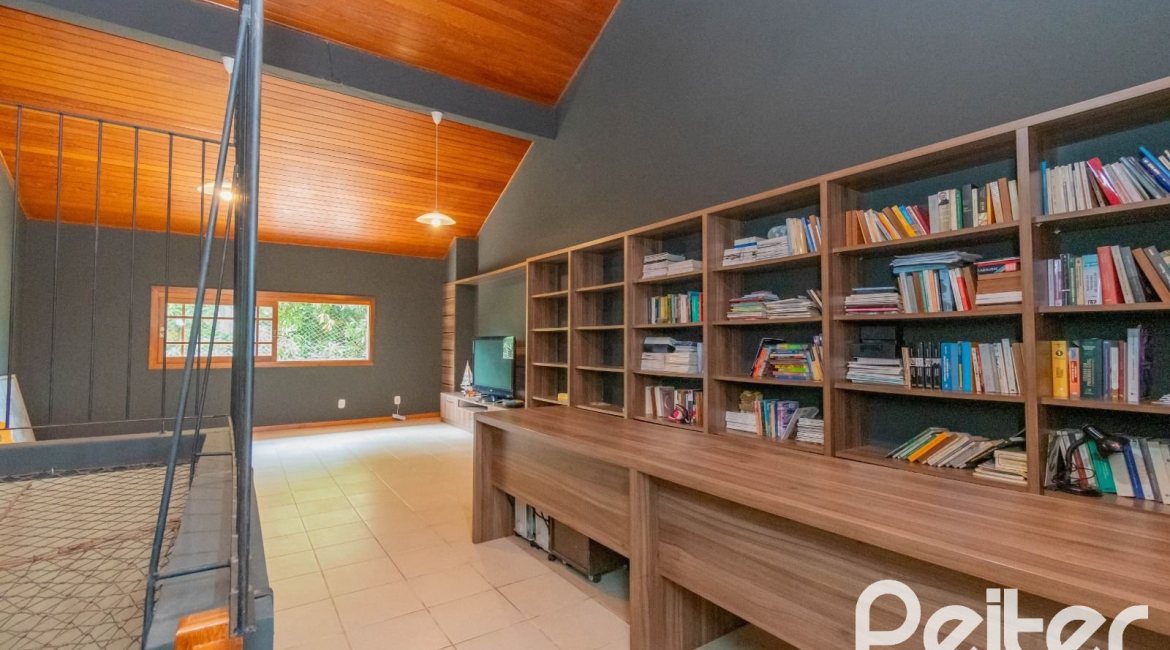 Casa à venda com 297m², 4 dormitórios, 2 suítes, 3 vagas, no bairro Tristeza em Porto Alegre