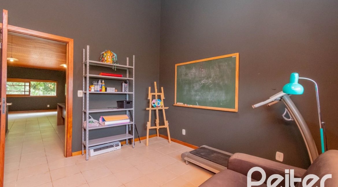 Casa à venda com 297m², 4 dormitórios, 2 suítes, 3 vagas, no bairro Tristeza em Porto Alegre