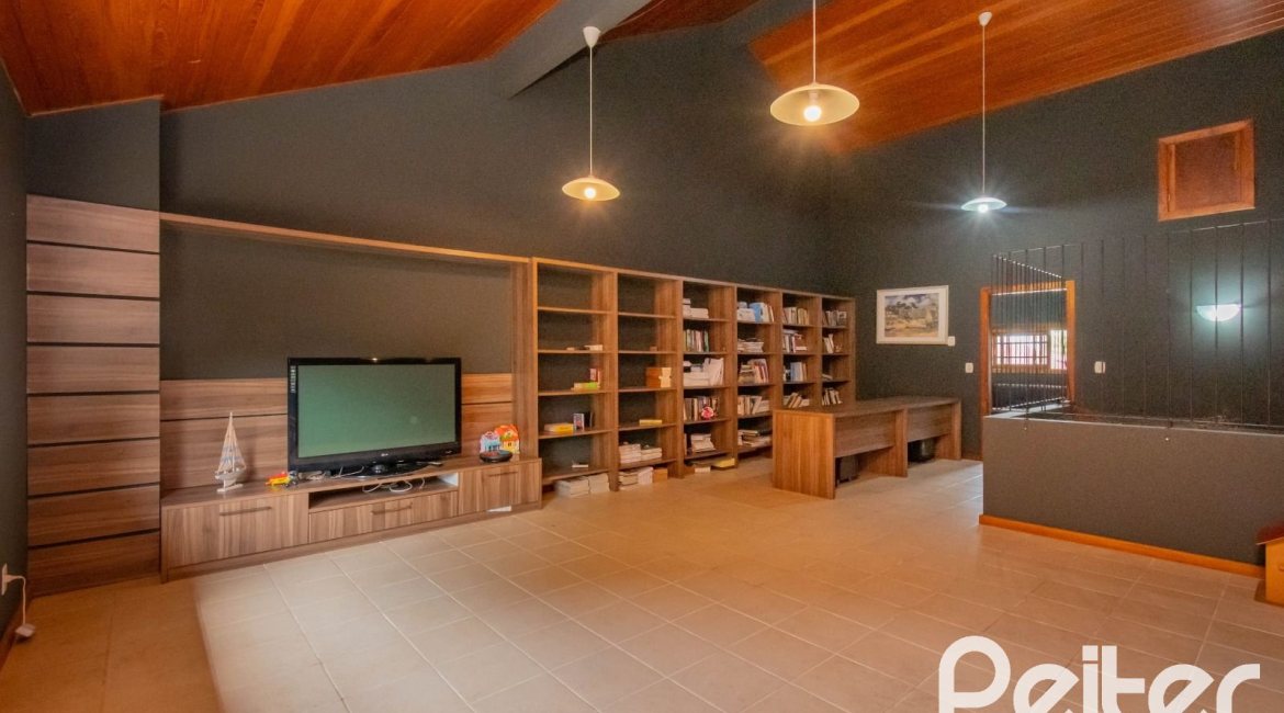 Casa à venda com 297m², 4 dormitórios, 2 suítes, 3 vagas, no bairro Tristeza em Porto Alegre