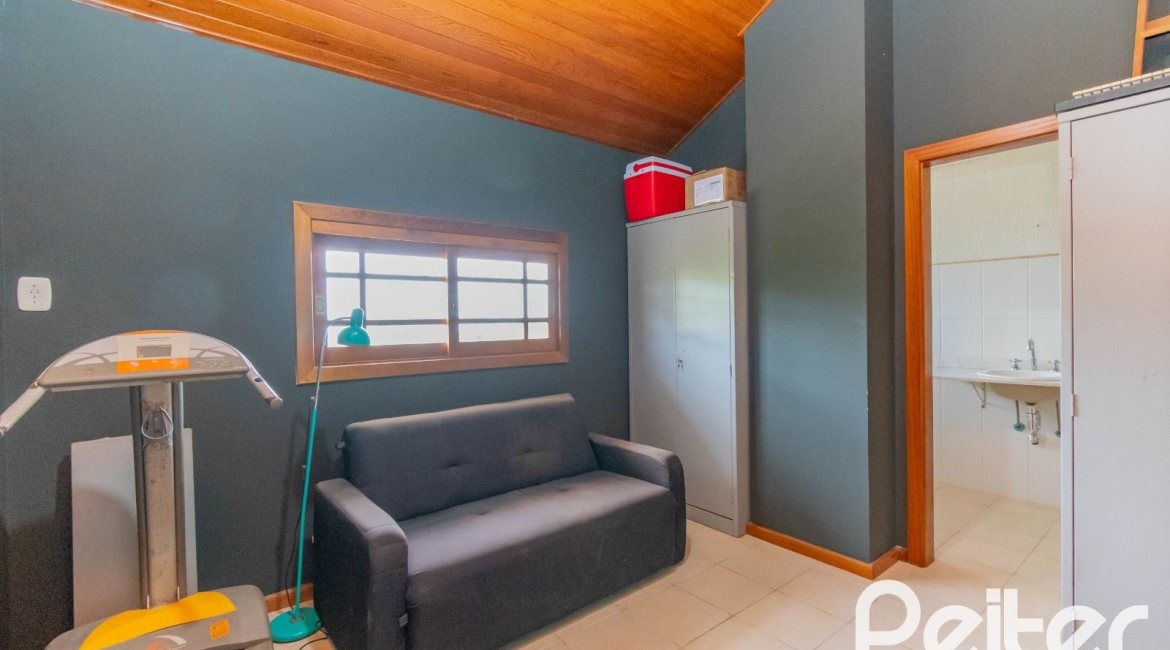 Casa à venda com 297m², 4 dormitórios, 2 suítes, 3 vagas, no bairro Tristeza em Porto Alegre