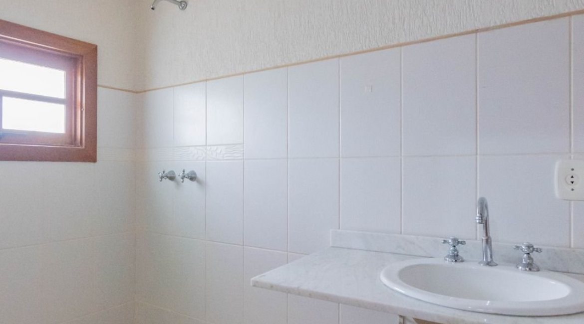 Casa à venda com 297m², 4 dormitórios, 2 suítes, 3 vagas, no bairro Tristeza em Porto Alegre