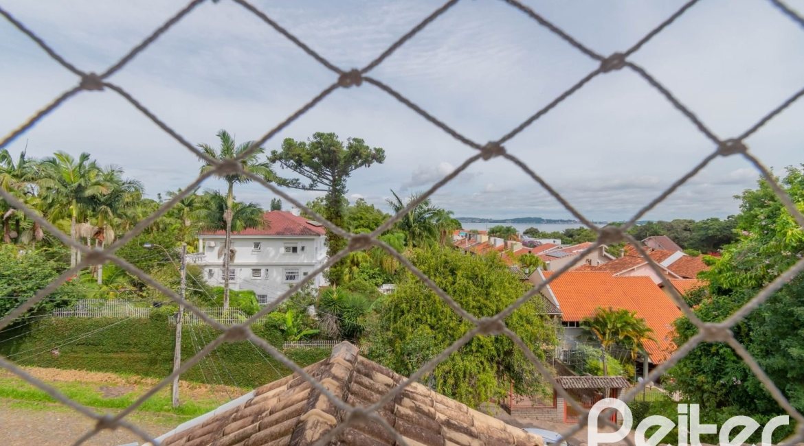 Casa à venda com 297m², 4 dormitórios, 2 suítes, 3 vagas, no bairro Tristeza em Porto Alegre