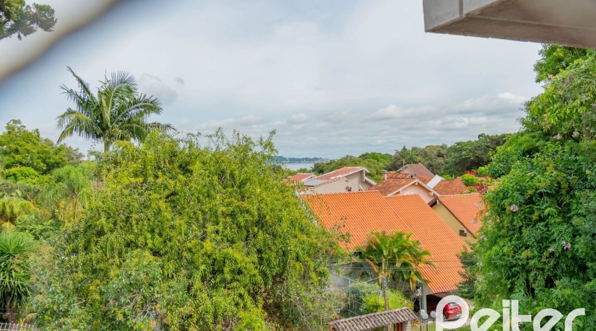 Casa à venda com 297m², 4 dormitórios, 2 suítes, 3 vagas, no bairro Tristeza em Porto Alegre