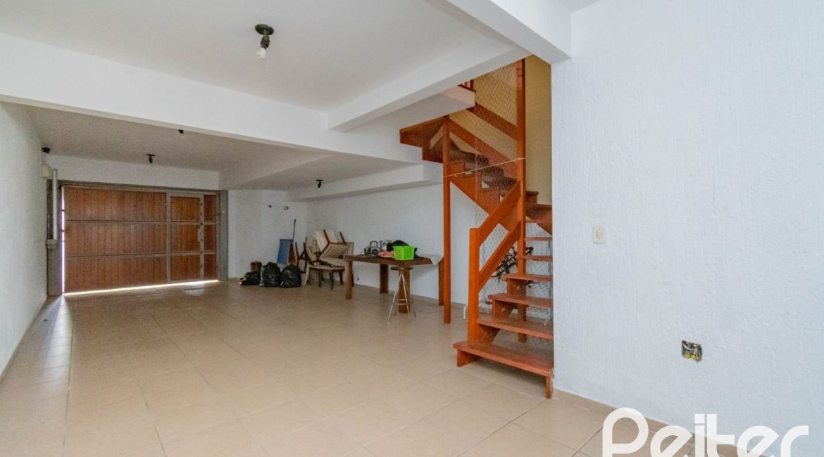 Casa à venda com 297m², 4 dormitórios, 2 suítes, 3 vagas, no bairro Tristeza em Porto Alegre