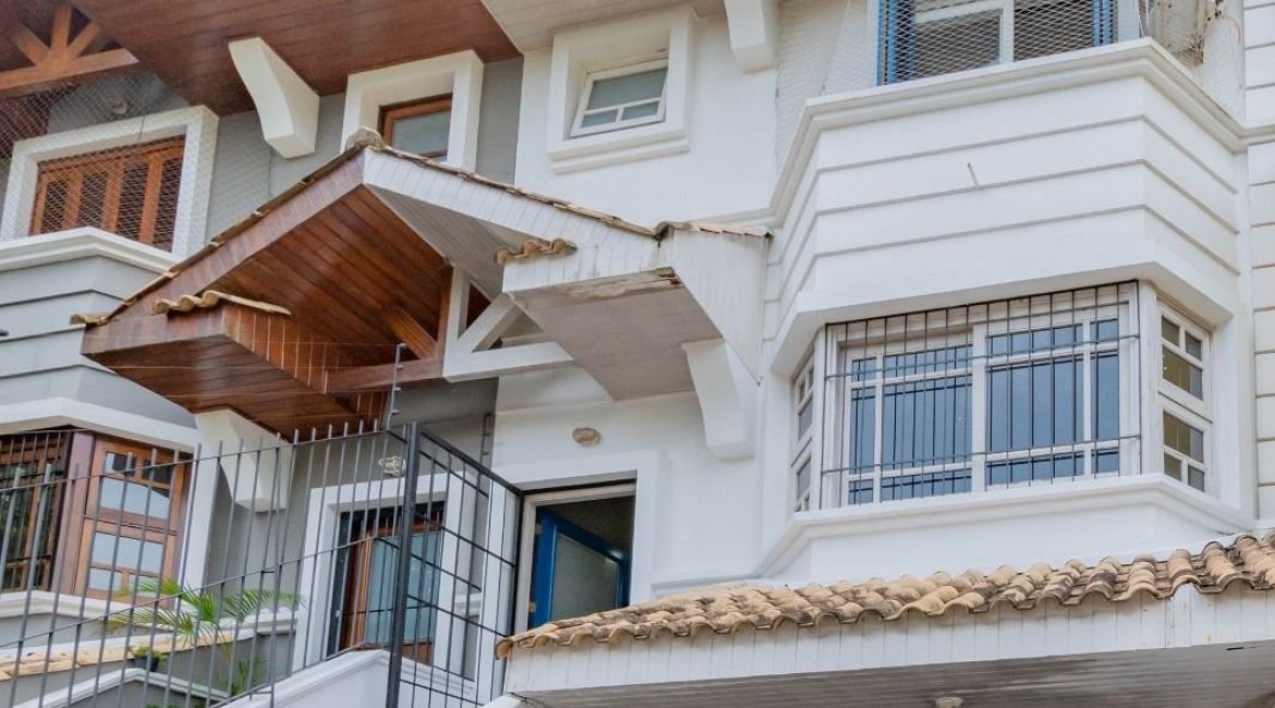 Casa à venda com 297m², 4 dormitórios, 2 suítes, 3 vagas, no bairro Tristeza em Porto Alegre